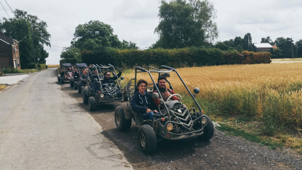 Convoi de buggys le long des champs de blé