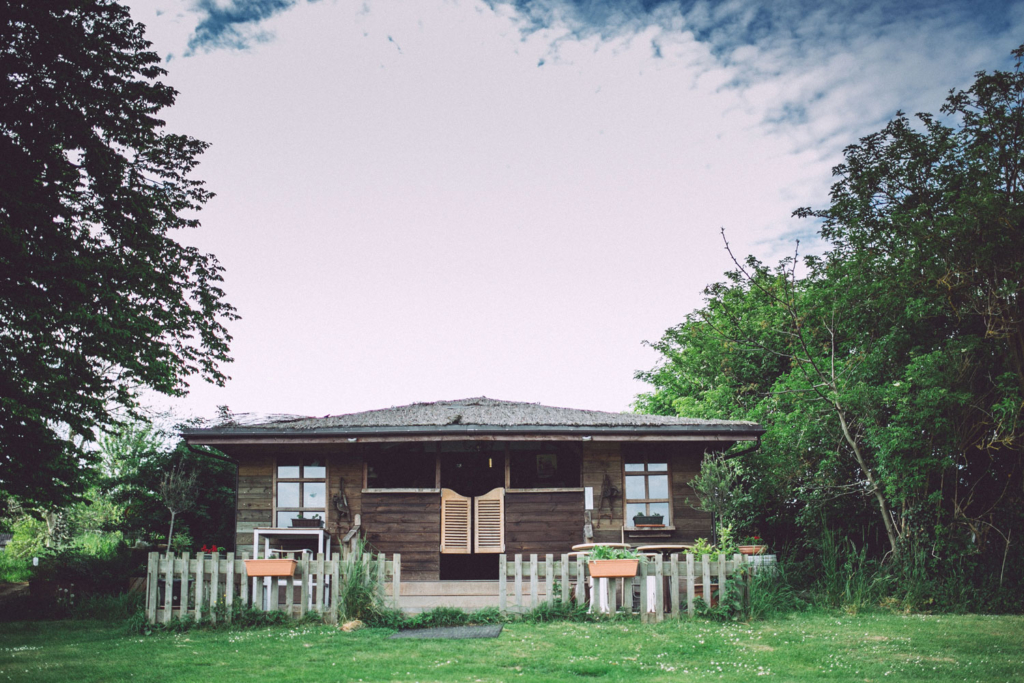 Le saloon en bois pour les goûters d'anniversaire